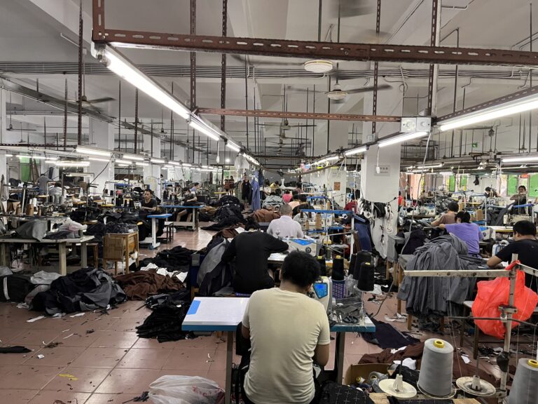 Women denim cargo pants factory: an ideal choice for both functionality and fashion